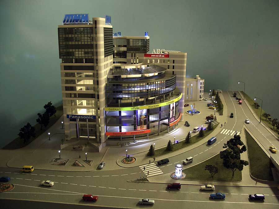 Модель офісно-торгового центру біля станції метро "Лівобережна" в місті Києві. М 1:150. Розмір підмакетніка 80х100 см.
