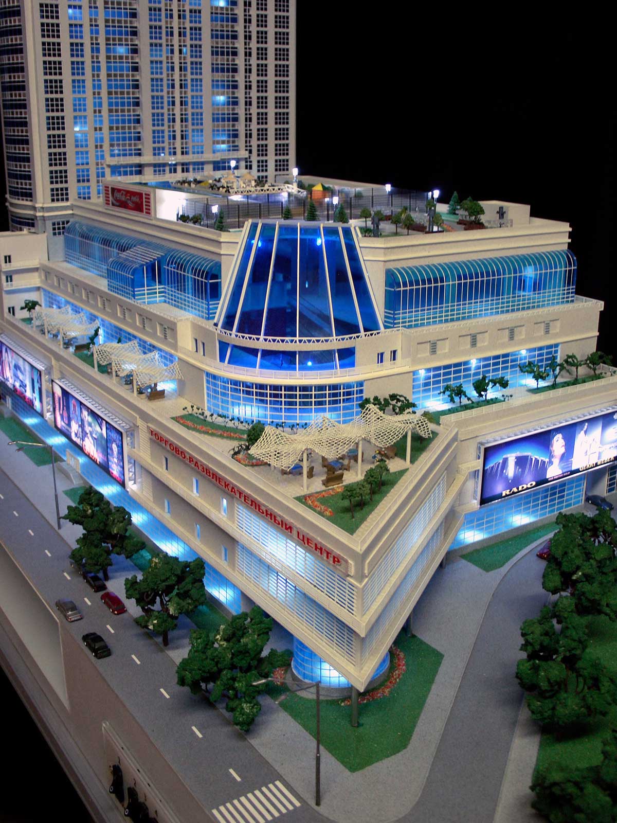 Модель офісно-торгового комплексу біля Палацу Спорту в місті Києві. М 1:200. Розмір підмакетніка 80х100 см.