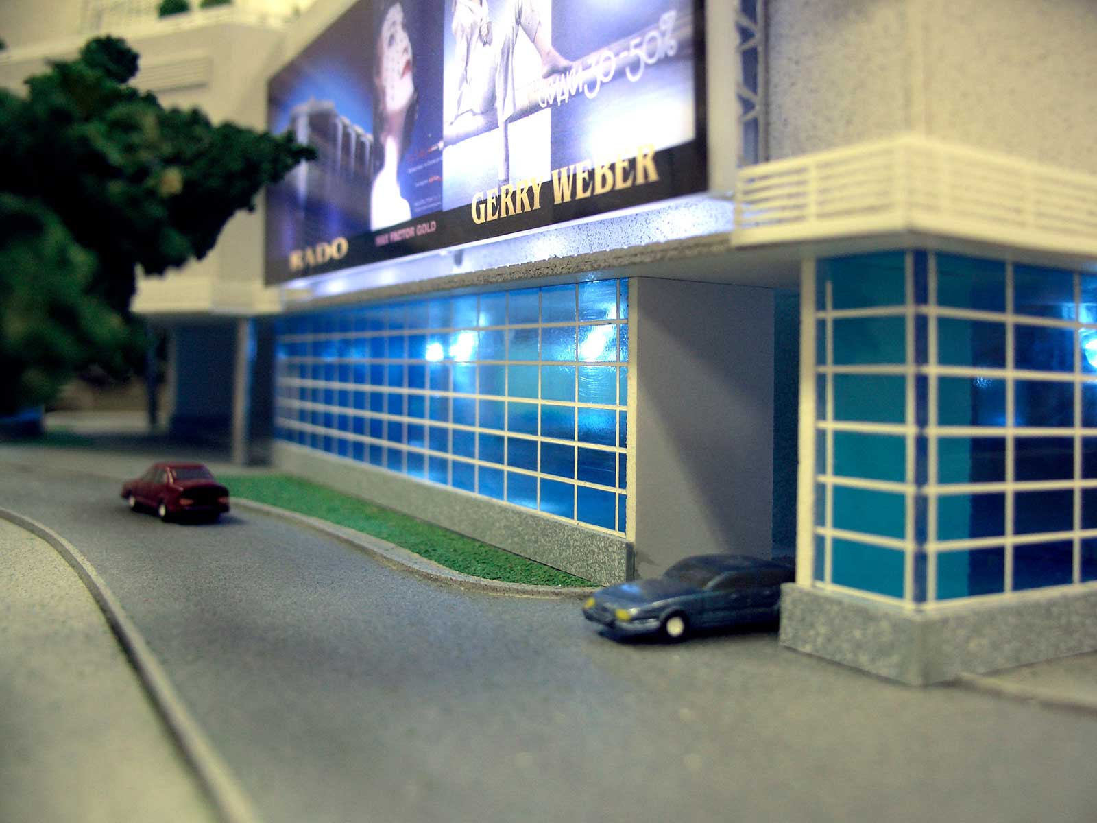 Модель офісно-торгового комплексу біля Палацу Спорту в місті Києві. М 1:200. Розмір підмакетніка 80х100 см.