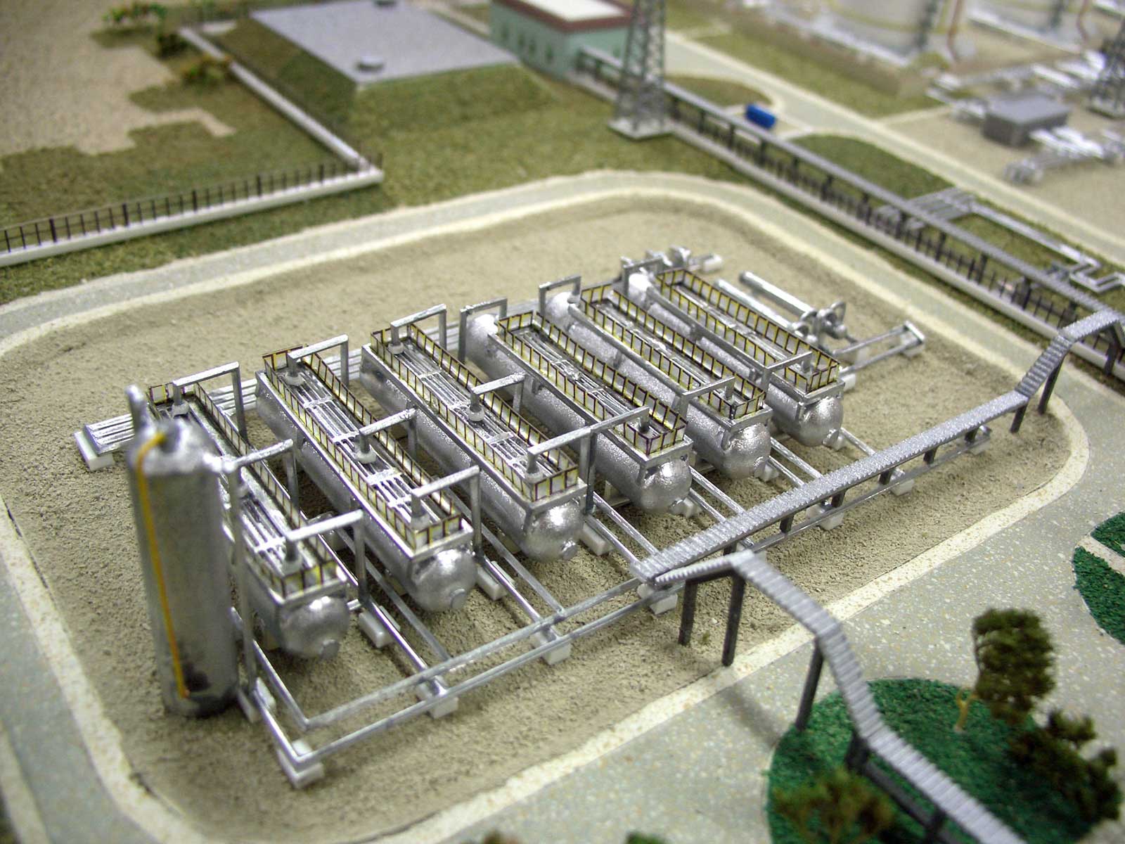 Миниатюрная модель нефтеперегонного завода в Корпедже – Балканабат (НПС Корпедже и НПС Гумдаг). М 1:500. Размер подмакетника 80х120 см.