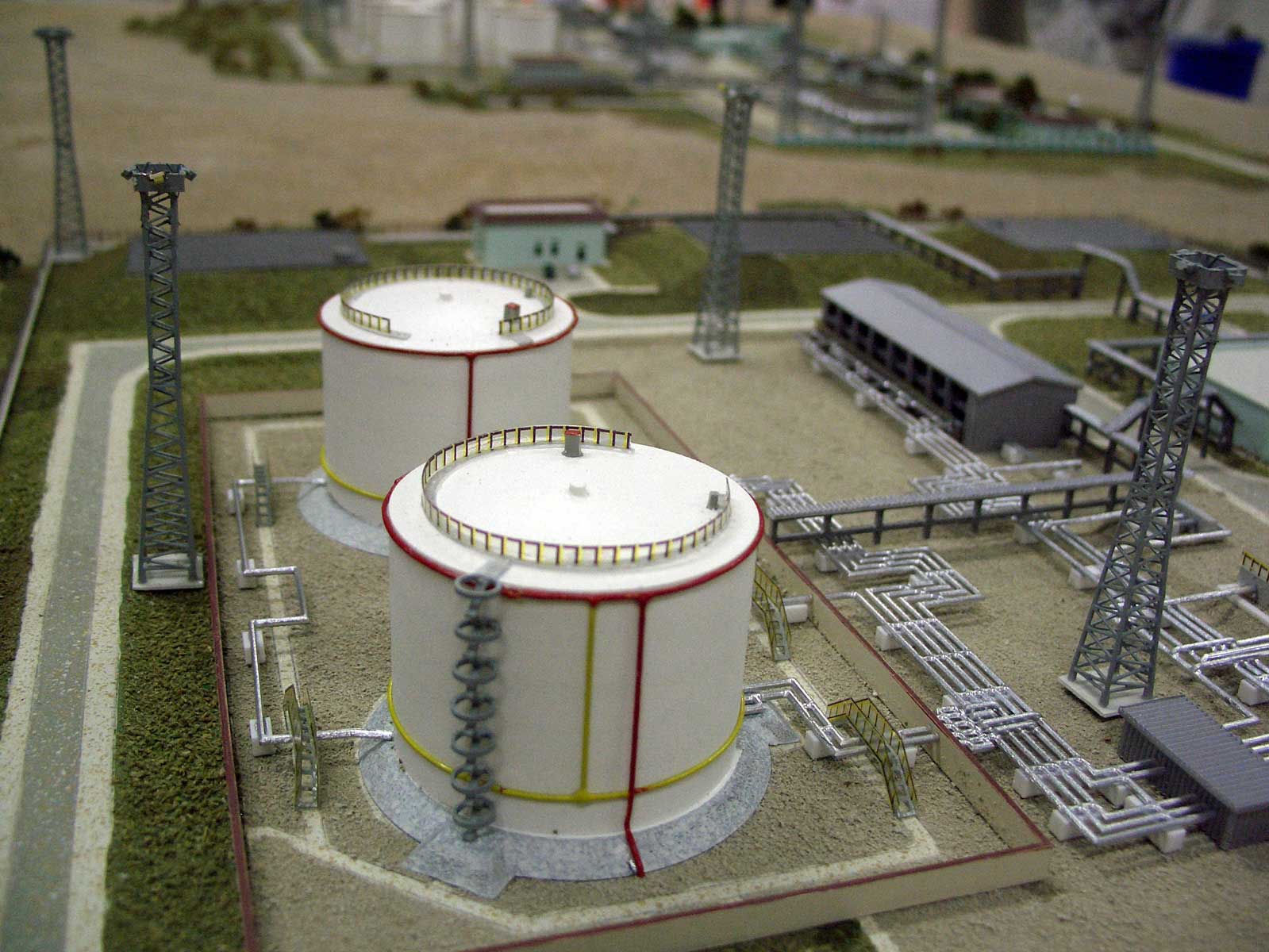 Мініатюрна модель нафтопереробного заводу в Корпедже - Балканабат (НПС Корпедже і НПС Гумдаг). М 1:500. Розмір підмакетніка 80х120 см.