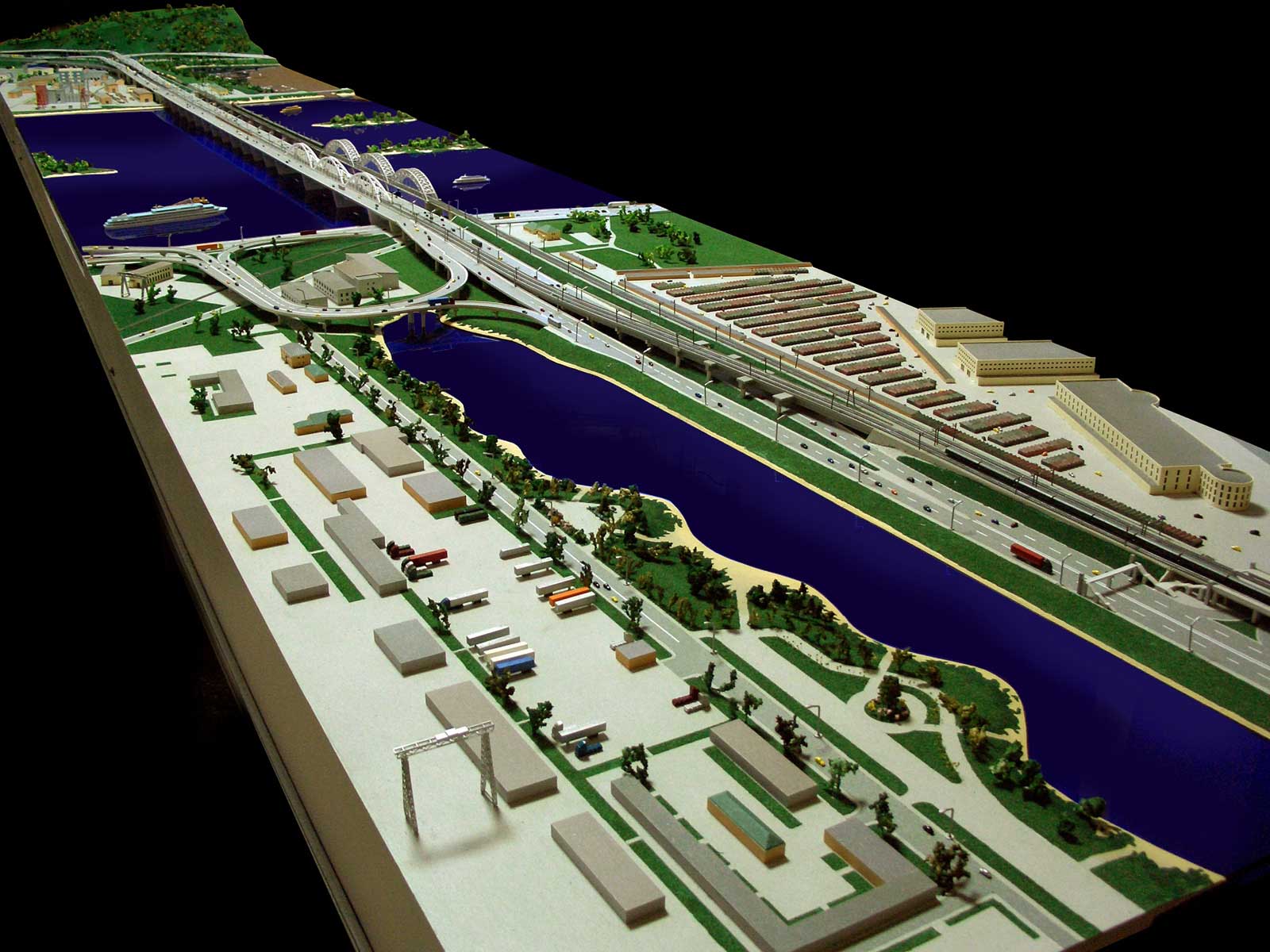 Мініатюрна модель залізничного моста через річку Дніпро. М 1:500. Розмір підмакетніка 100х600 см.