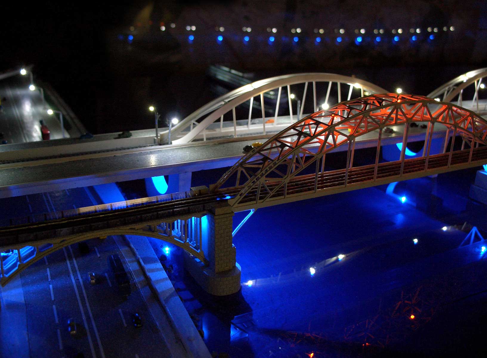 Миниатюрная модель железнодорожного моста через реку Днепр. М 1:500. Размер подмакетника 100х600 см.