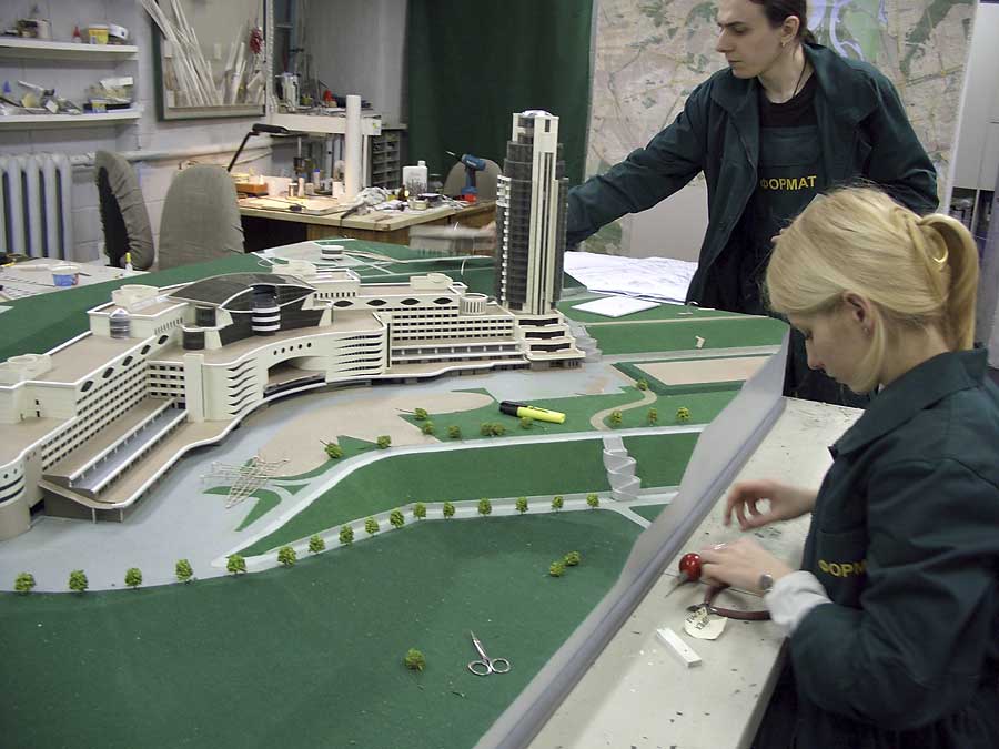 Модель будівлі багатоповерхового гаража в "Царському селі" міста Києва. Розмір підмакетніка 80х120 см. Фотографія, що демонструє масштаб моделі в порівнянні з ростом людини.