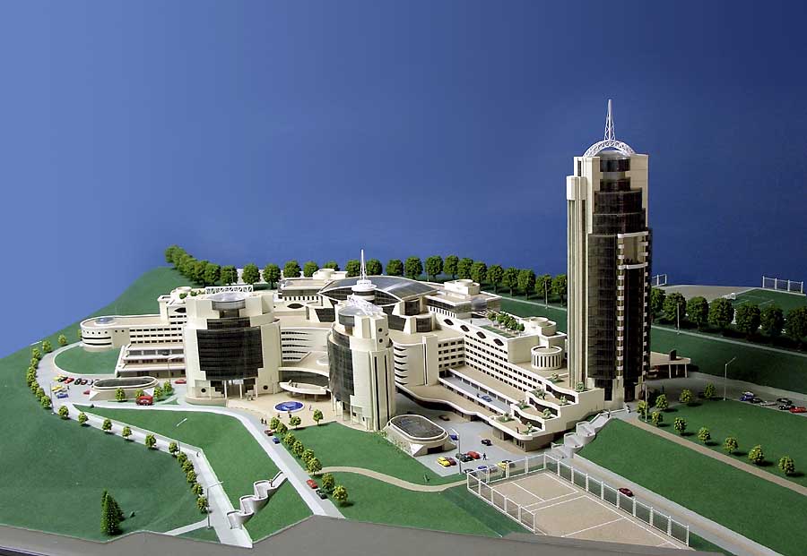 Модель здания многоэтажного гаража в "Царском селе" города Киева. Размер подмакетника 80х120 см.