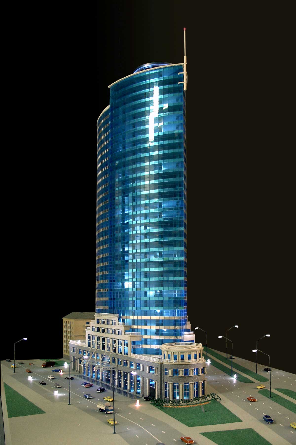Модель офисного здания на пересечении улиц Л.Украинки и Мечникова в городе Киеве. М 1:200, размер подмакетника 80х100 см.