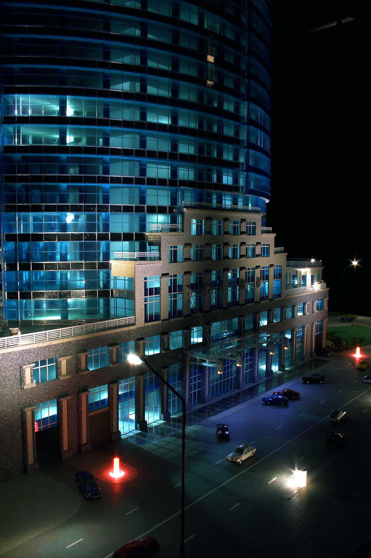 Модель офисного здания на пересечении улиц Л.Украинки и Мечникова в городе Киеве. М 1:200, размер подмакетника 80х100 см.