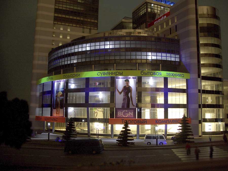 Модель офісно-торгового центру біля станції метро "Лівобережна" в місті Києві. М 1:150. Розмір підмакетніка 80х100 см.