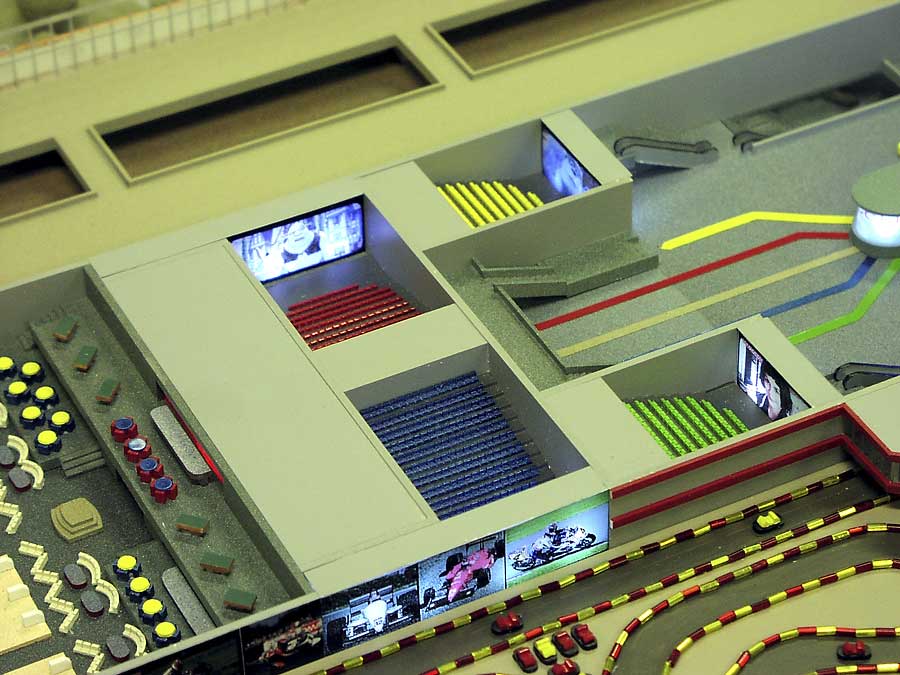 Модель торгово-розважального центру в місті Бровари. М 1:200. Розмір підмакетніка 110х110 см