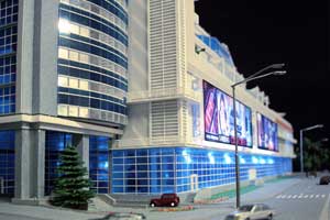 Модель офисно-торгового комплекса возле Дворца Спорта в городе Киеве. М 1:200. Размер подмакетника 80х100 см.